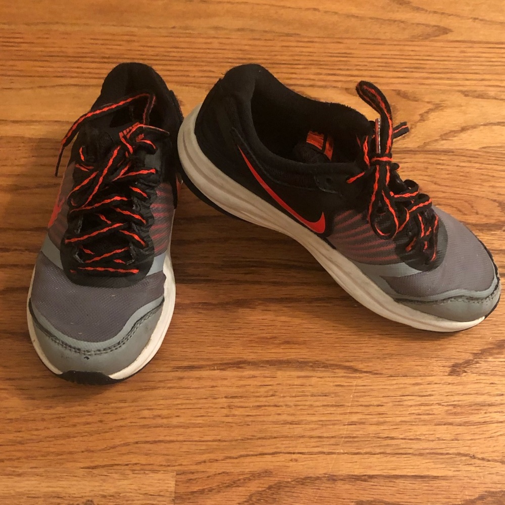 Size 11.5 . Boys Nike Tennis Shoe.